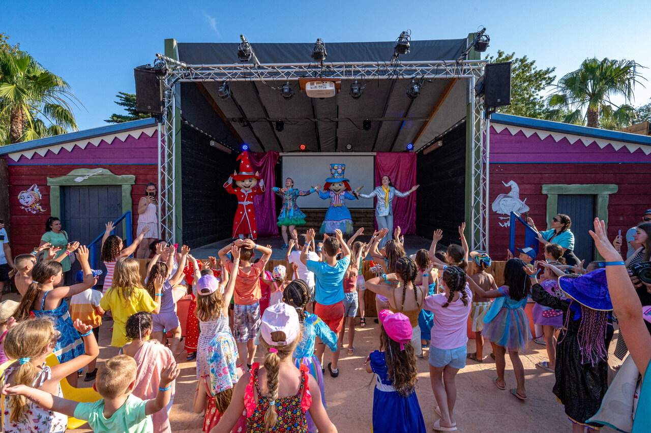 Espect�culo de animaci�n infantil con mascotas en escenario del camping CAPFUN Ondines Vias Plage (34).