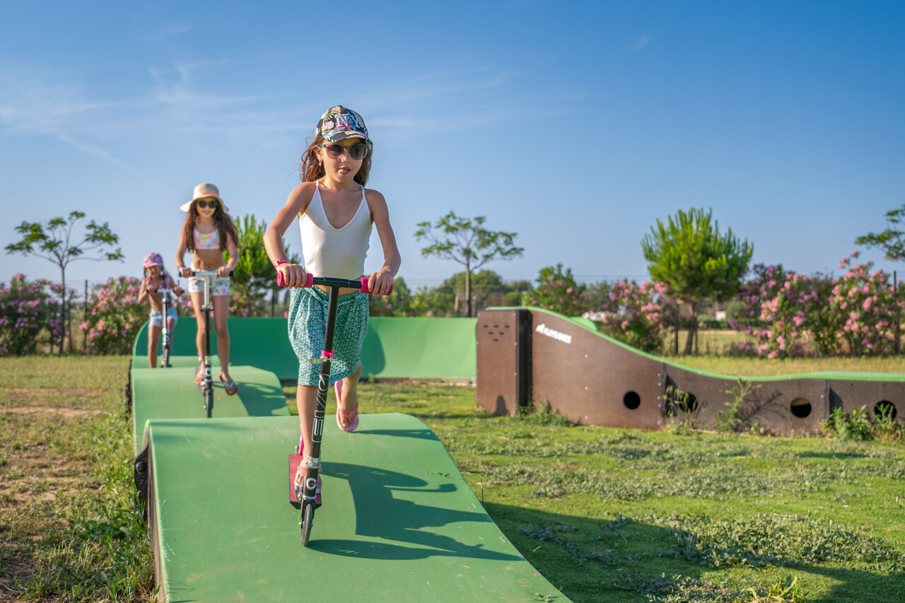 Pista de juegos para patinetes, ni�os en camping CAPFUN Ondines Vias Plage.