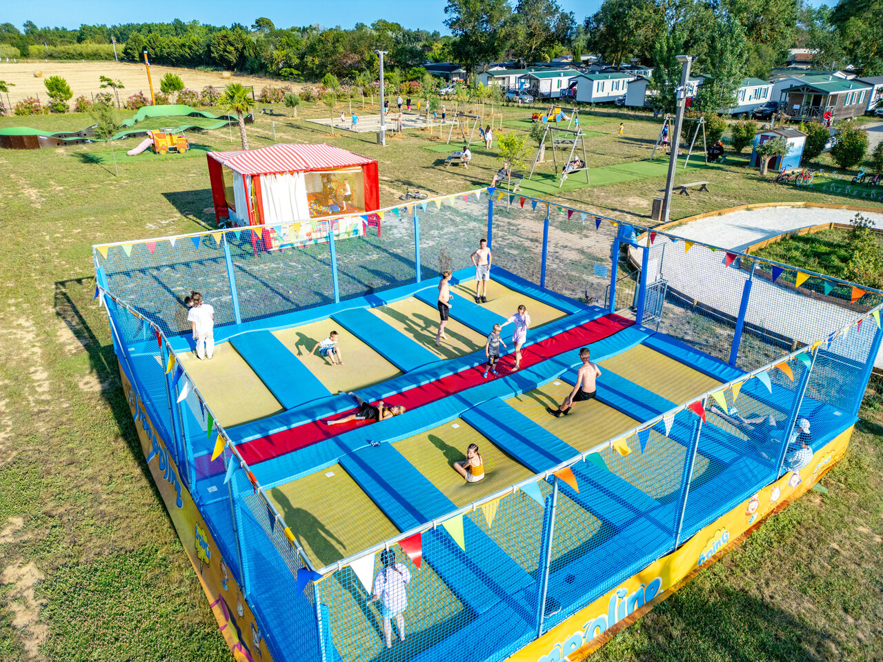 Parque de trampolines, zona de juegos y Mobil-homes en camping CAPFUN Ondines Vias Plage.