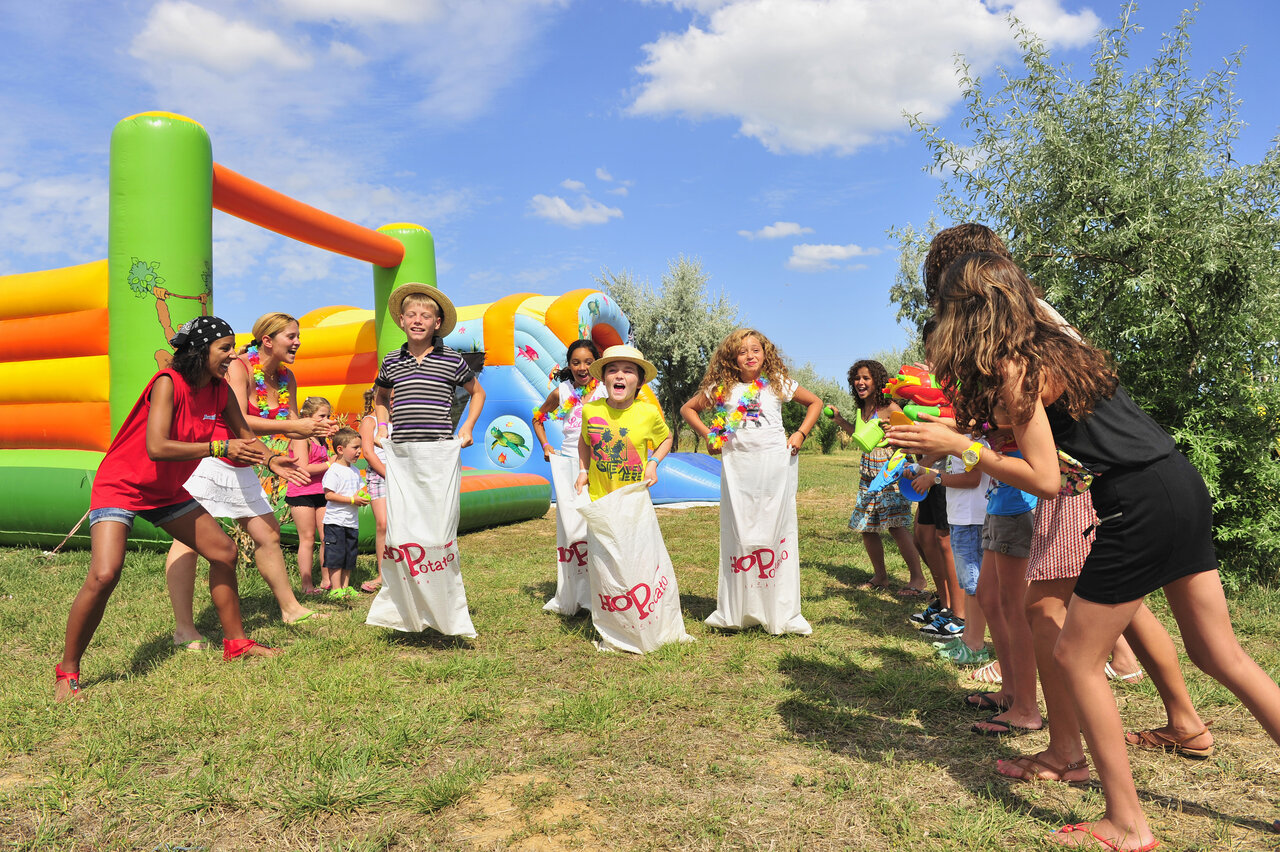 Carrera de sacos ni�os, juegos inflables, animaci�n camping CAPFUN Ondines Vias Plage (34).