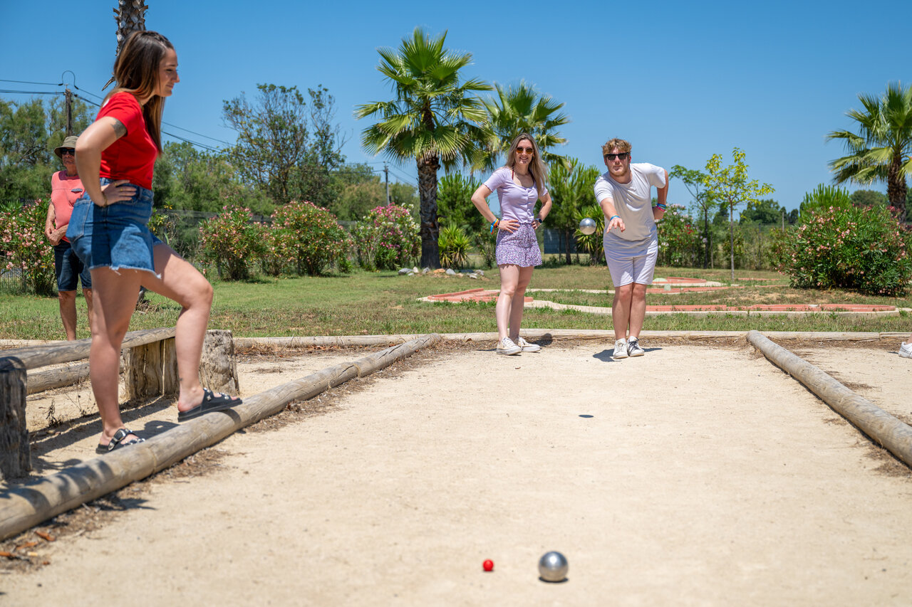 Animado partido de petanca en la cancha del camping CAPFUN Ondines en Vias Plage (34).