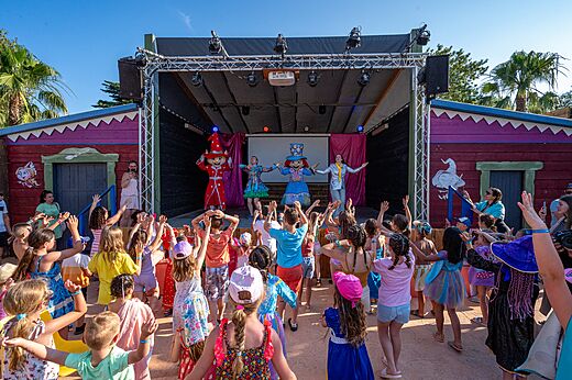 Espectáculo de animación infantil en el escenario del camping CAPFUN Ondines en Vias Plage (34).