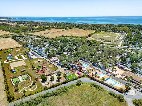 Vista aérea camping, piscinas, toboganes, zona de juegos CAPFUN Ondines Vias Plage (34).