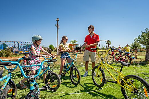 Alquiler de bicicletas y cascos para niños en el camping CAPFUN Ondines en Vias Plage (34).