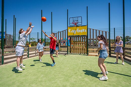 Cancha multideporte con j�venes jugando baloncesto en el camping CAPFUN Ondines en Vias Plage (34).