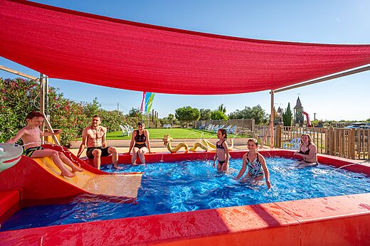 Piscina infantil, tobogán y juegos acuáticos en el camping CAPFUN Ondines en Vias Plage.