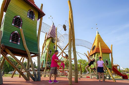 Gran parque infantil en el camping CAPFUN Ondines en Vias Plage (34).