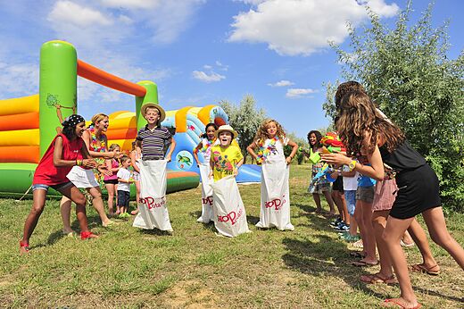 Carrera de sacos, juegos hinchables en el camping CAPFUN Ondines en Vias Plage.
