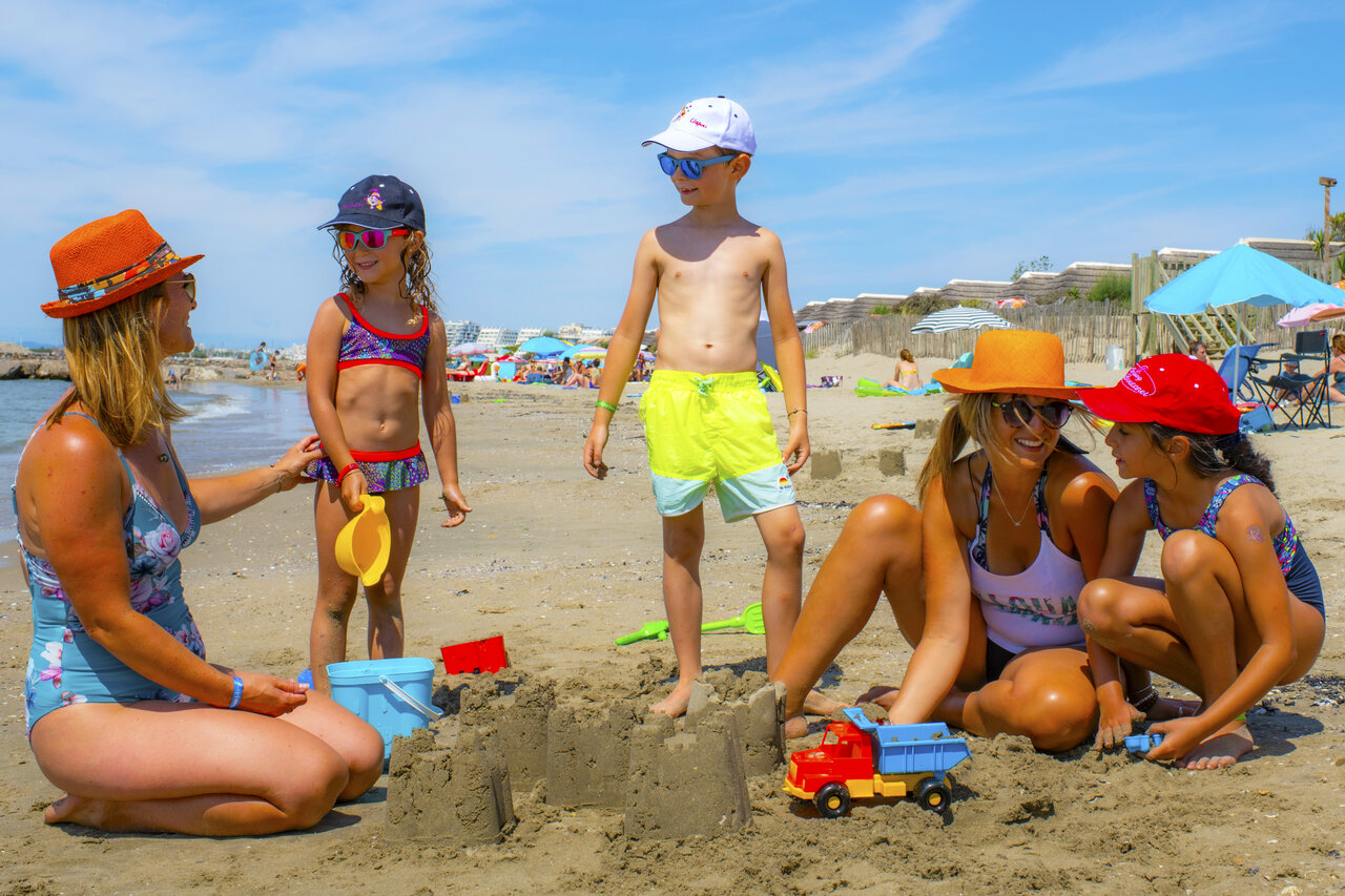 Familia en la playa, juegos de arena, camping CAPFUN Or, La Grande Motte (34).