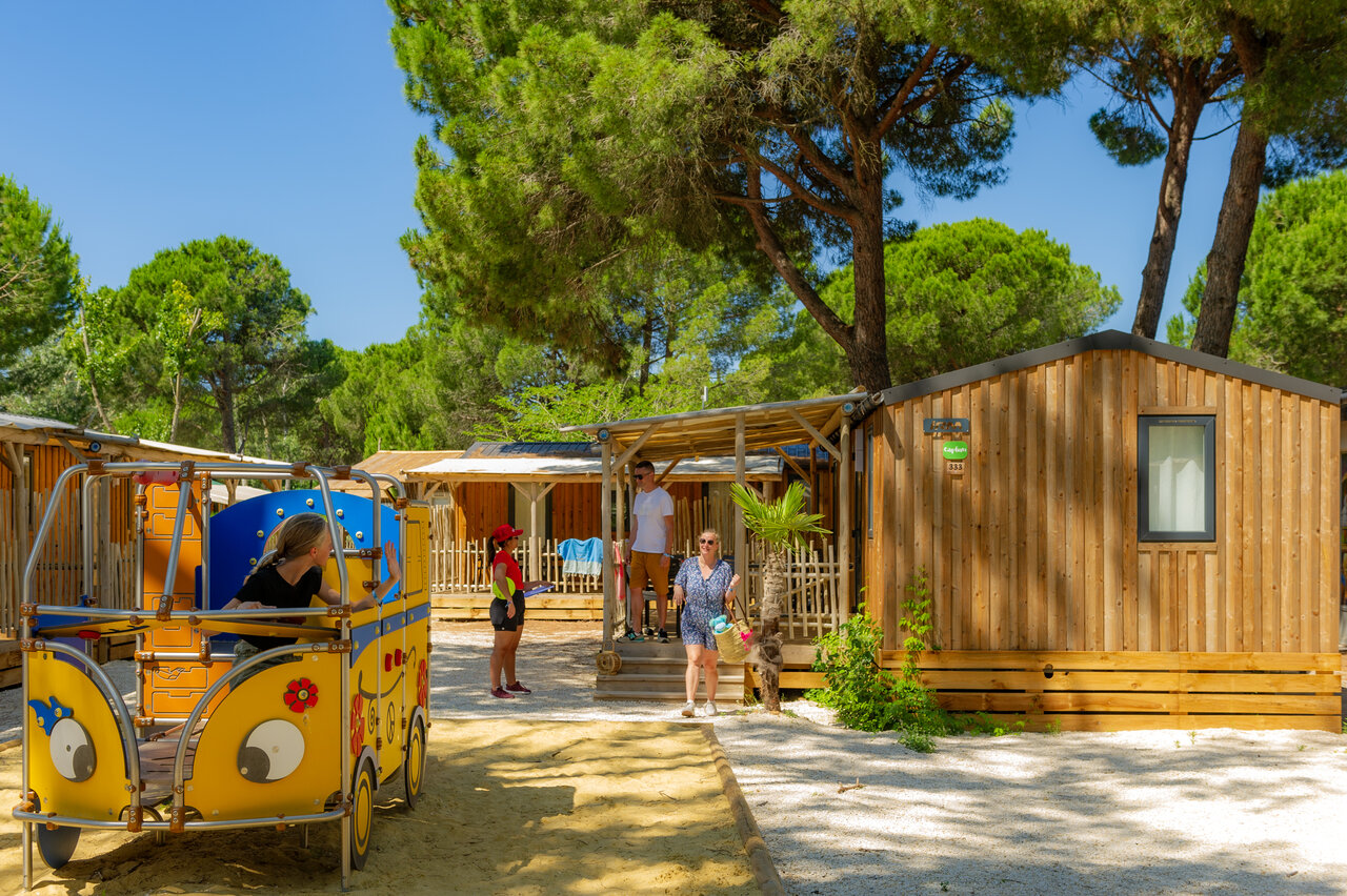 Mobil-home de madera, �rea de juegos infantiles en camping CAPFUN Or, La Grande Motte (34).