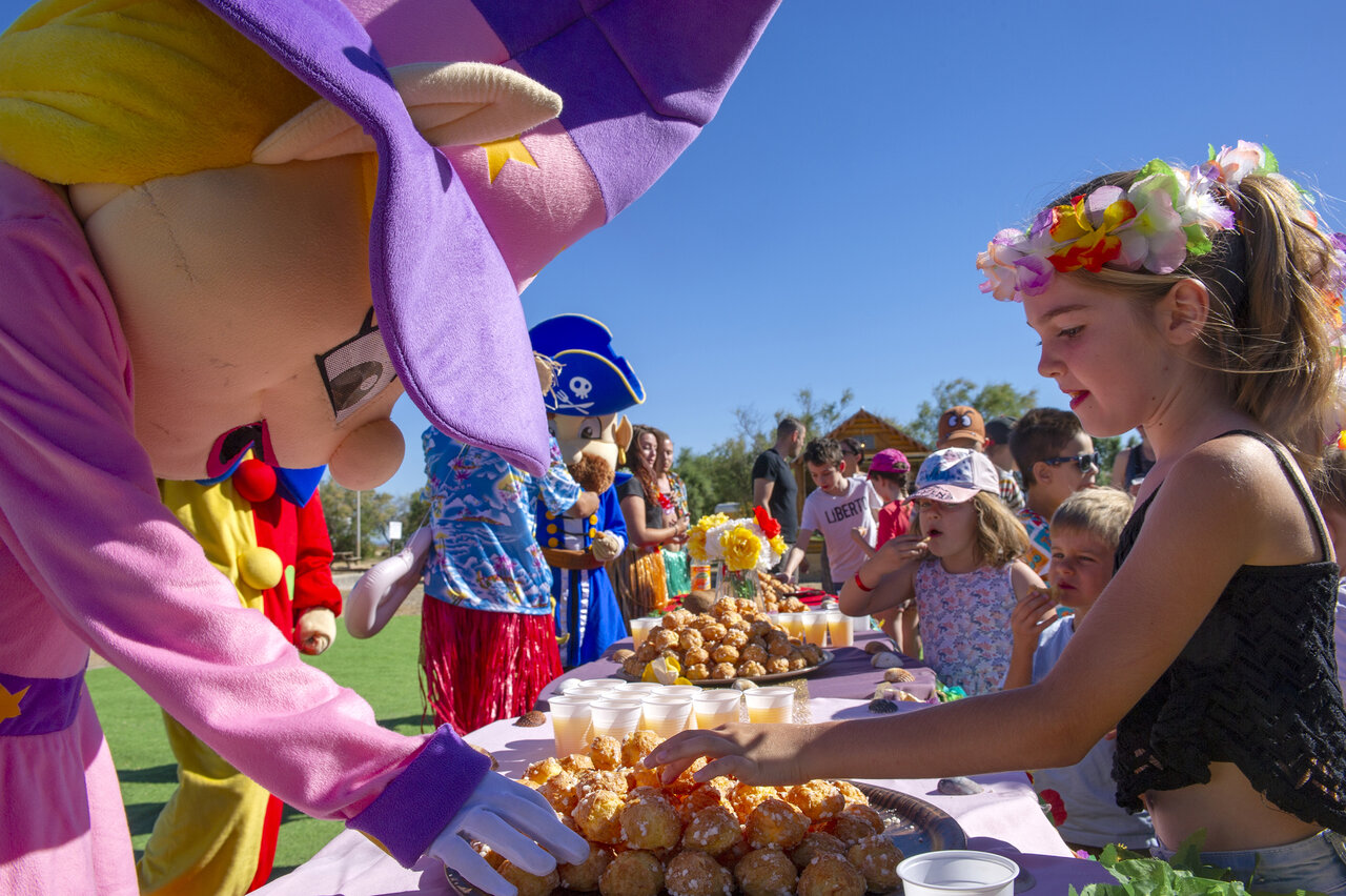 Mascotas y ni�os en una animaci�n en el camping CAPFUN Or en La Grande Motte (34).