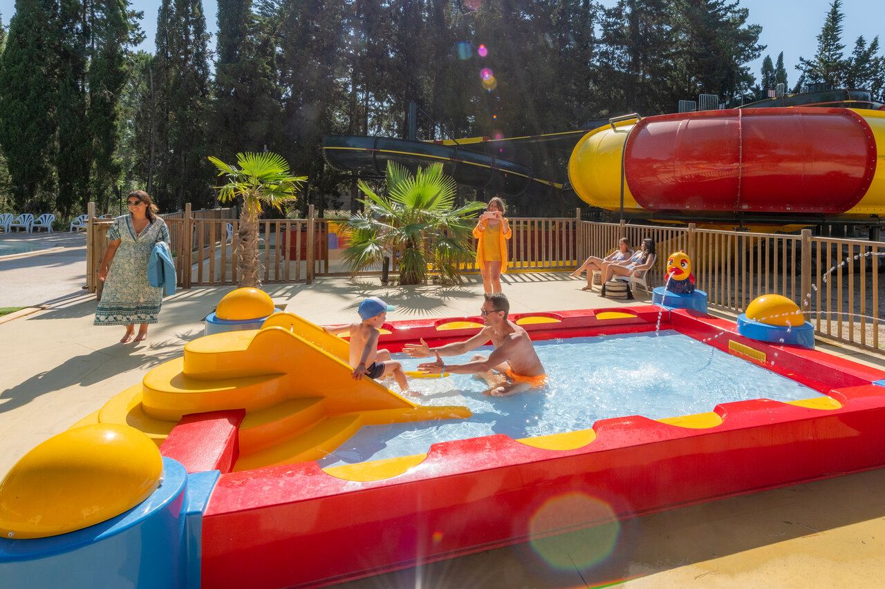 Piscina infantil con tobog�n, padre e hijo, en camping CAPFUN Or en La Grande Motte (34).