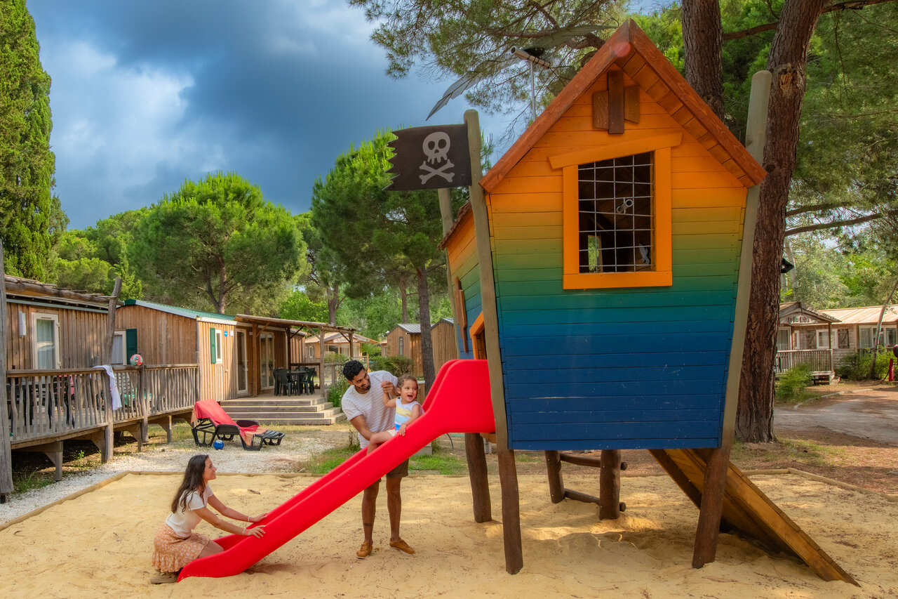 Familia en el �rea de juegos del camping CAPFUN Or La Grande Motte.