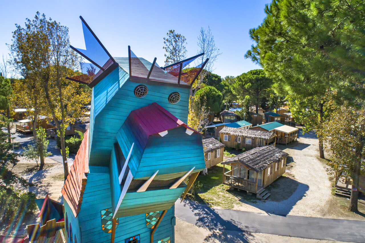 Estructura de juegos drag�n, Mobil-homes en el camping CAPFUN Or en La Grande Motte (34).