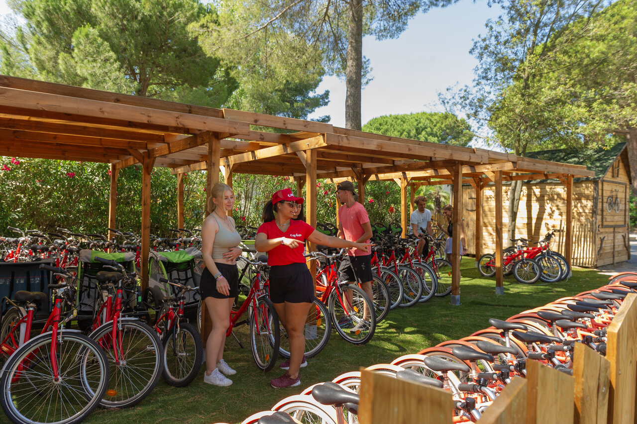 Bicicletas rojas disponibles para alquilar en el camping CAPFUN Or en La Grande Motte (34)