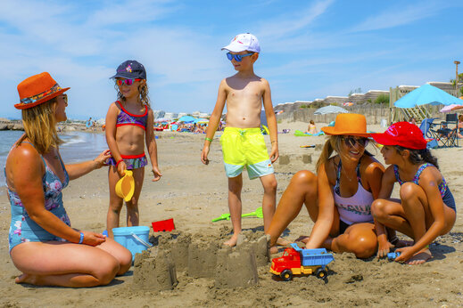 Familia con ni�os en la playa de arena en el camping CAPFUN Or en La Grande Motte (34).