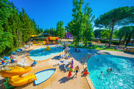 Piscinas exteriores, toboganes acuáticos y juegos inflables en el camping CAPFUN Or en La Grande Motte (34).