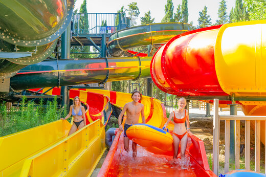 Toboganes acuáticos gigantes y piscina en el camping CAPFUN Or en La Grande Motte (34).