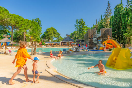 Piscina exterior, toboganes y juegos acu�ticos en CAPFUN Or La Grande Motte (34).