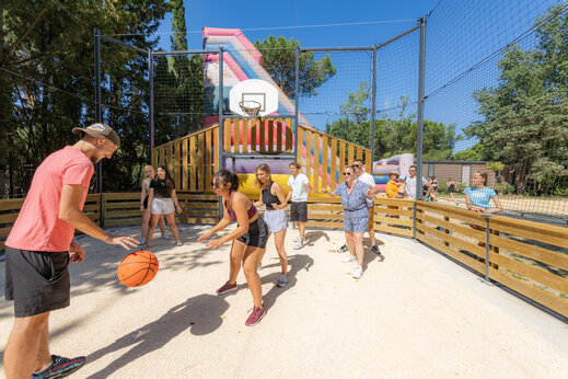 Cancha de baloncesto y juego inflable en el camping CAPFUN Or, La Grande Motte (34).