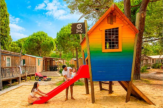 Zona de juegos pirata con tobogán, familia, en el camping CAPFUN Or en La Grande Motte.