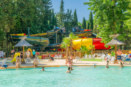 Toboganes acu�ticos y piscina exterior en el camping CAPFUN Or en La Grande Motte (34).
