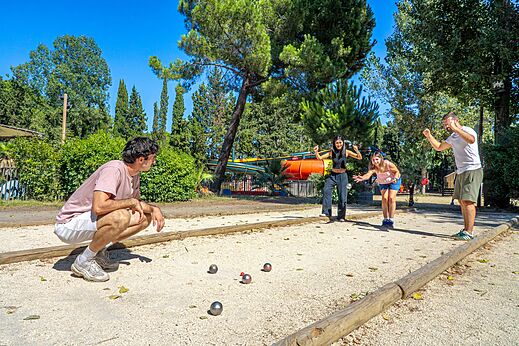 Cancha de petanca animada con familia en el camping CAPFUN Or, La Grande Motte.