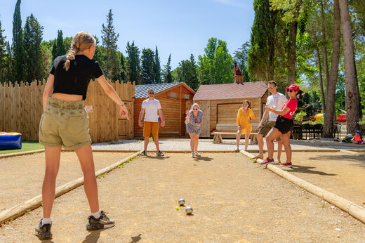 Cancha de petanca con jugadores en CAPFUN Or La Grande Motte (34).
