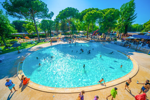 Gran piscina exterior con bañistas en el camping CAPFUN Or en La Grande Motte (34).