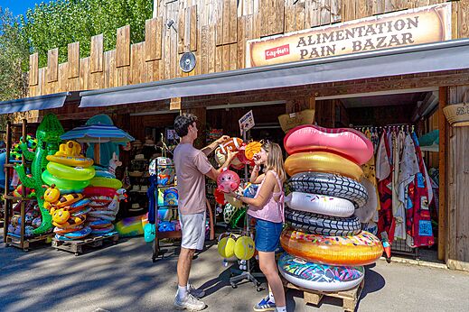 Bazar y tienda de comestibles del camping en el camping CAPFUN Or en La Grande Motte (34).