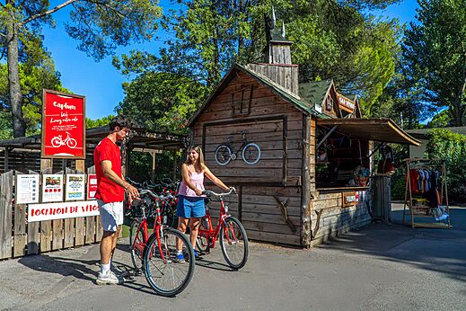 Alquiler de bicicletas rojas para adultos en el camping CAPFUN Or en La Grande Motte (34).