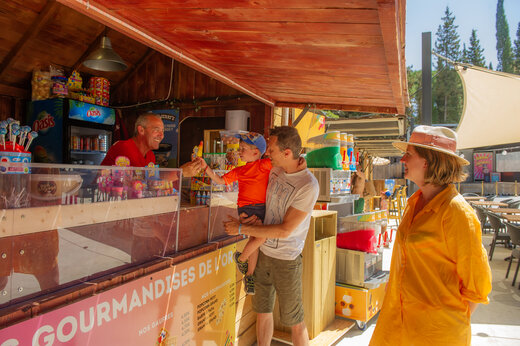 Bar de snacks, ni�o y familia en camping CAPFUN Or La Grande Motte.