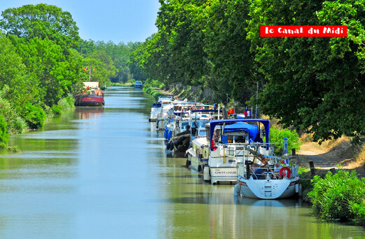 Barcos navegando por el Canal du Midi, sitio UNESCO, cerca de La Grande Motte.