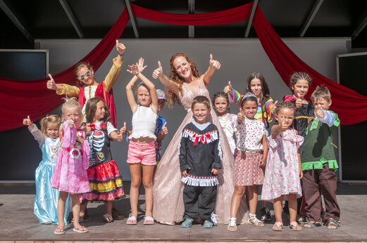 Espect�culo infantil y animadores disfrazados en el camping CAPFUN Or en La Grande Motte (34).