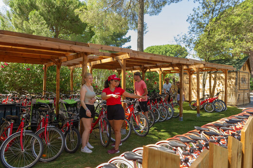 Bicicletas rojas disponibles para alquilar en el camping CAPFUN Or en La Grande Motte (34).