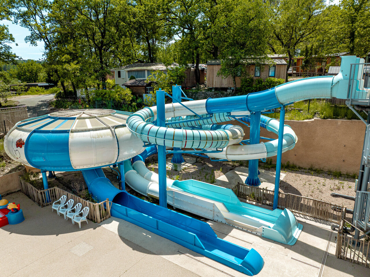 Toboganes acu�ticos azules y blancos en el camping CLICOCHIC Or�e d'Azur en OPIO (06).