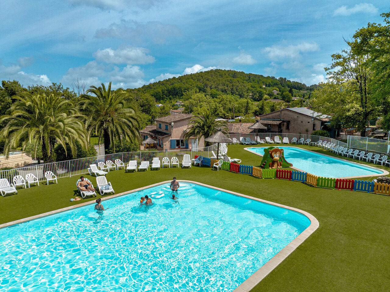 Piscinas exteriores, piscina infantil y tobog�n en camping CLICOCHIC Or�e d'Azur en OPIO (06).