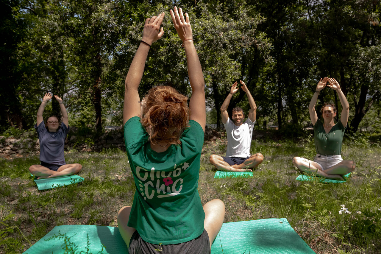 Sesi�n de yoga al aire libre para adultos en camping CLICOCHIC Or�e d'Azur OPIO (06).
