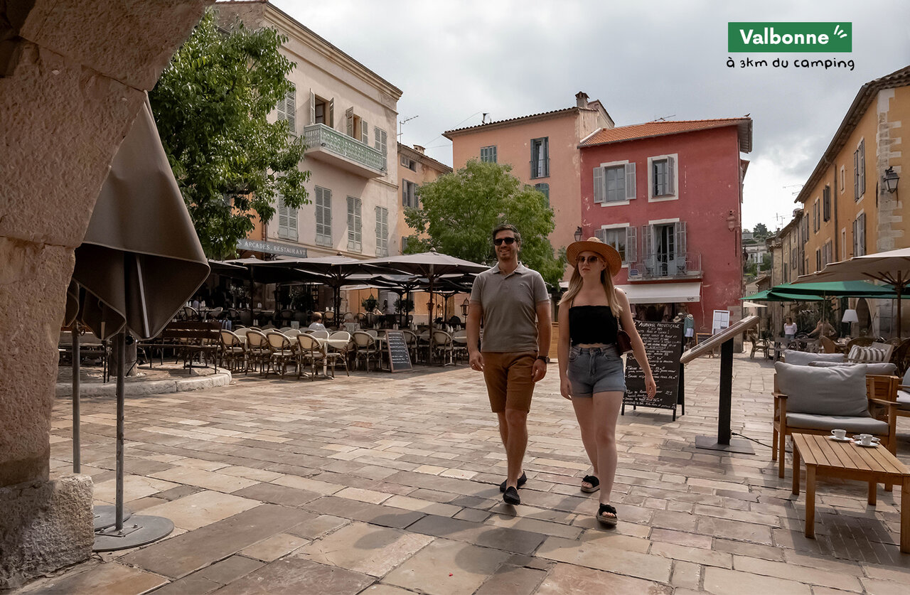 Animada plaza del pueblo de Valbonne, terrazas de restaurantes, para visitar cerca del camping.