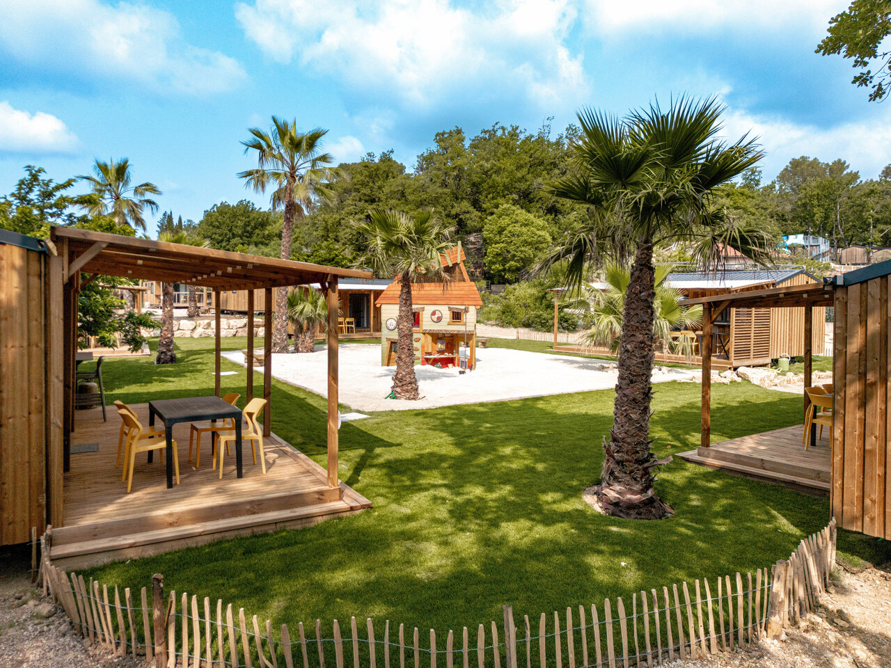 Mobil-home, terraza, juegos ni�os en camping CLICOCHIC Or�e d'Azur en OPIO (06).