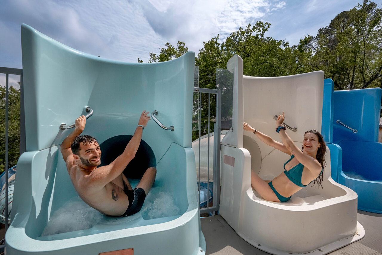 Toboganes acu�ticos, j�venes en el camping CLICOCHIC Or�e d'Azur en OPIO (06).