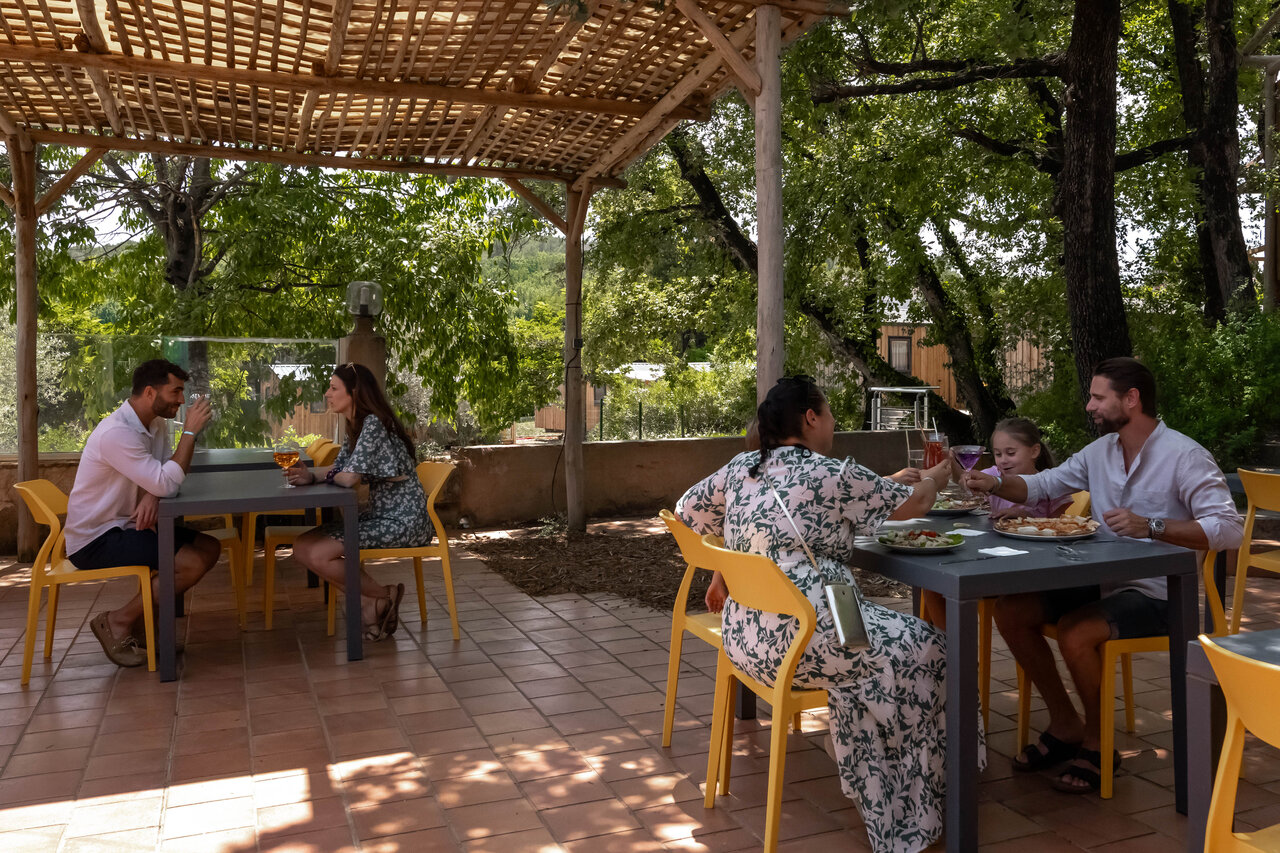 Terraza de restaurante sombreada para familias en CLICOCHIC Or�e d'Azur, OPIO (06).