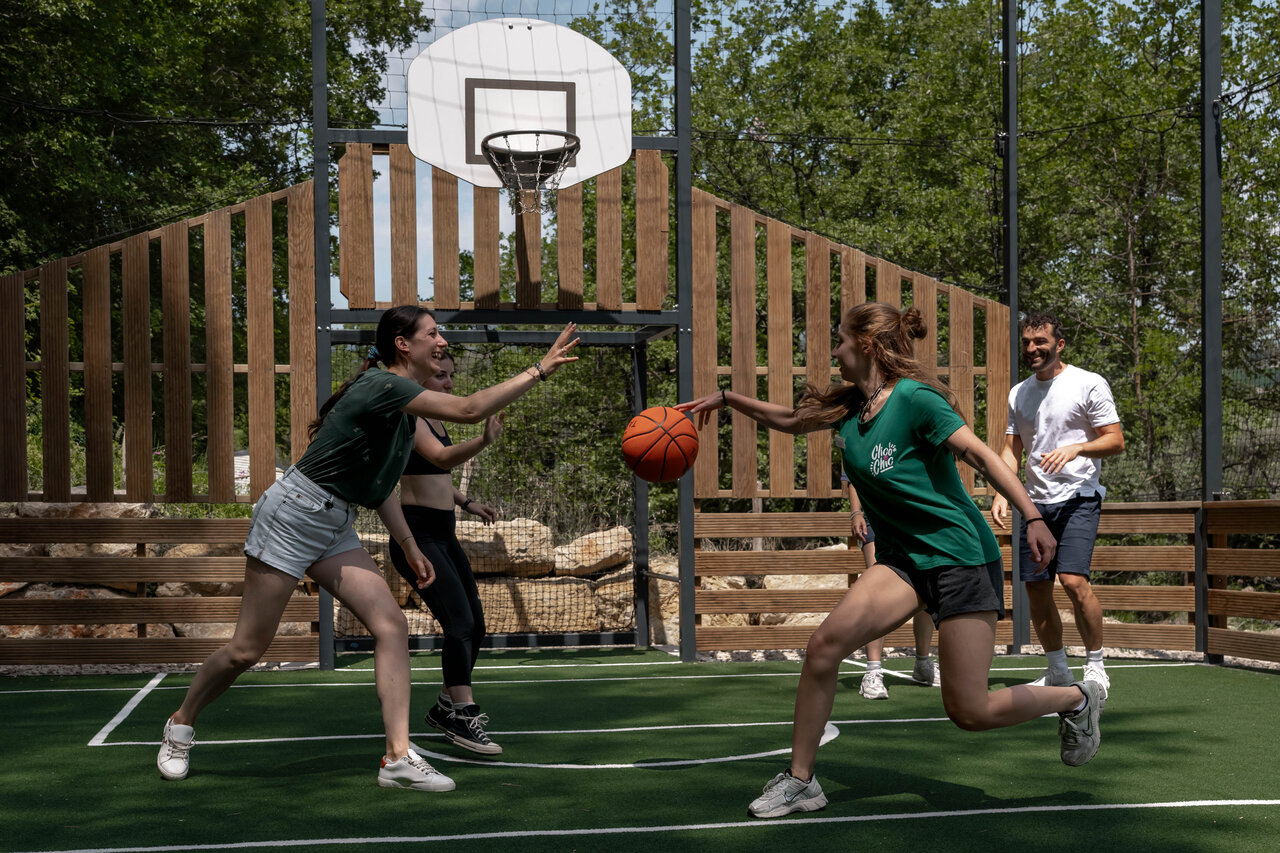 Cancha multideporte: partido de baloncesto en el camping CLICOCHIC Or�e d'Azur en OPIO (06).