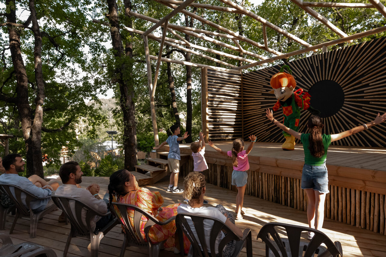 Espect�culo de animaci�n con mascota y ni�os en el camping CLICOCHIC Or�e d'Azur, OPIO (06).