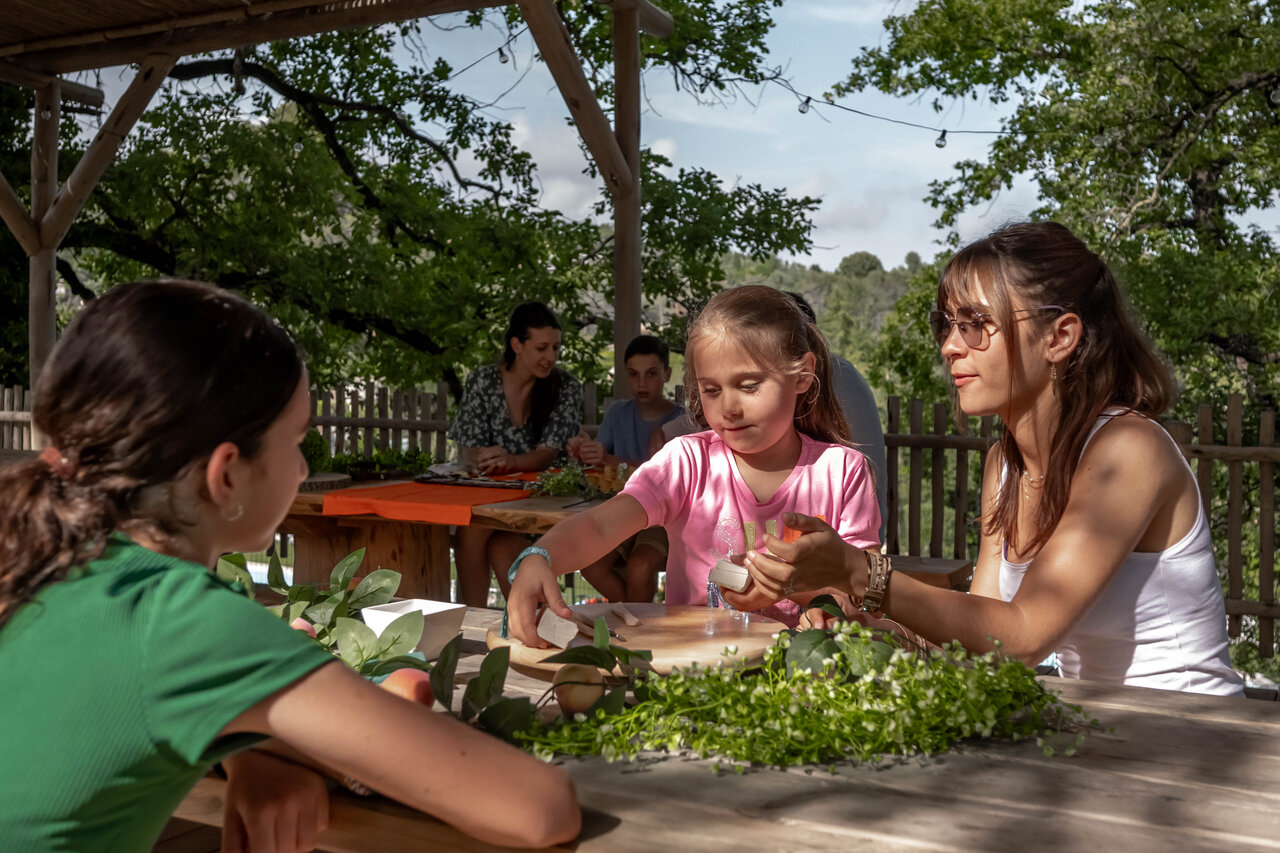 Taller creativo ni�os y adultos al camping CLICOCHIC Or�e d'Azur en OPIO (06).