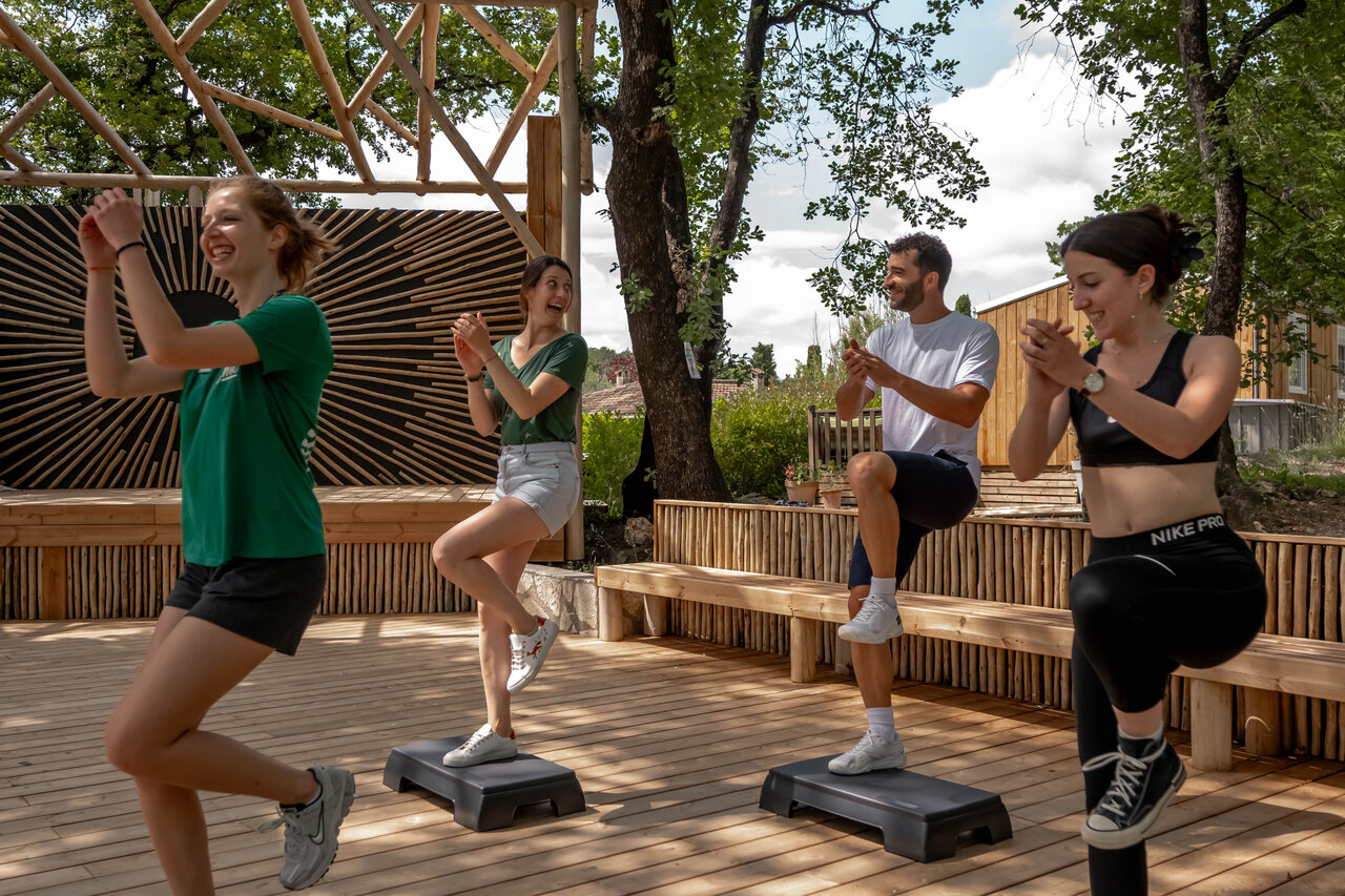 Clase de step al aire libre con animadores en camping CLICOCHIC Or�e d'Azur OPIO (06).