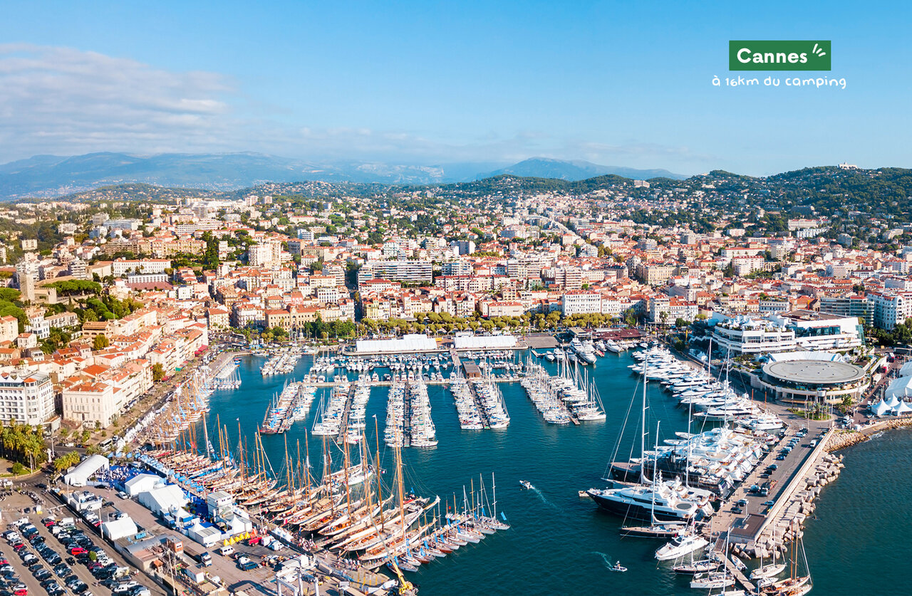 Puerto de Cannes con yates, una ciudad para visitar en la Costa Azul.
