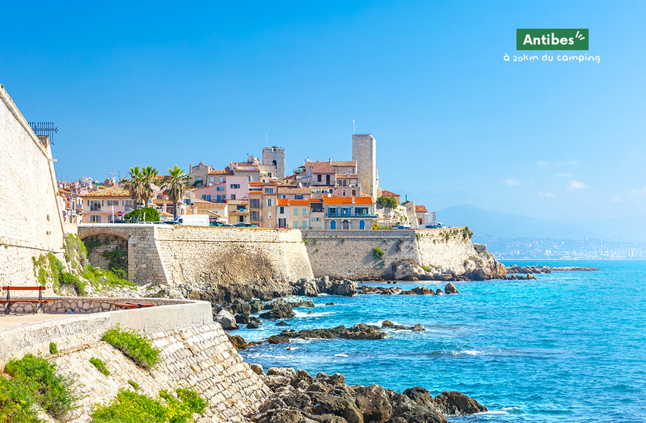 Casco antiguo de Antibes y sus murallas junto al mar, Costa Azul.