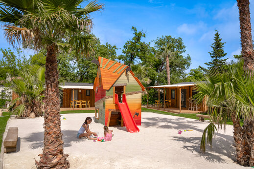 Zona de juegos, casita y tobogán en el camping CLICOCHIC Orée d'Azur en OPIO (06).