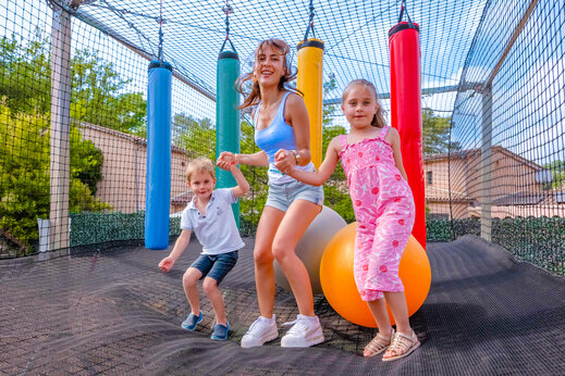 Zona de juegos trampol�n para ni�os en el camping CLICOCHIC Or�e d'Azur en OPIO.
